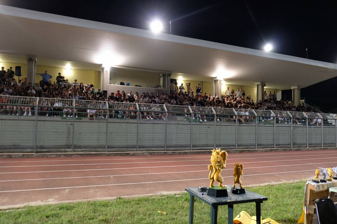 Gli spalti pieni durante la Coppa dei Leoni, con i trofei a bordo campo