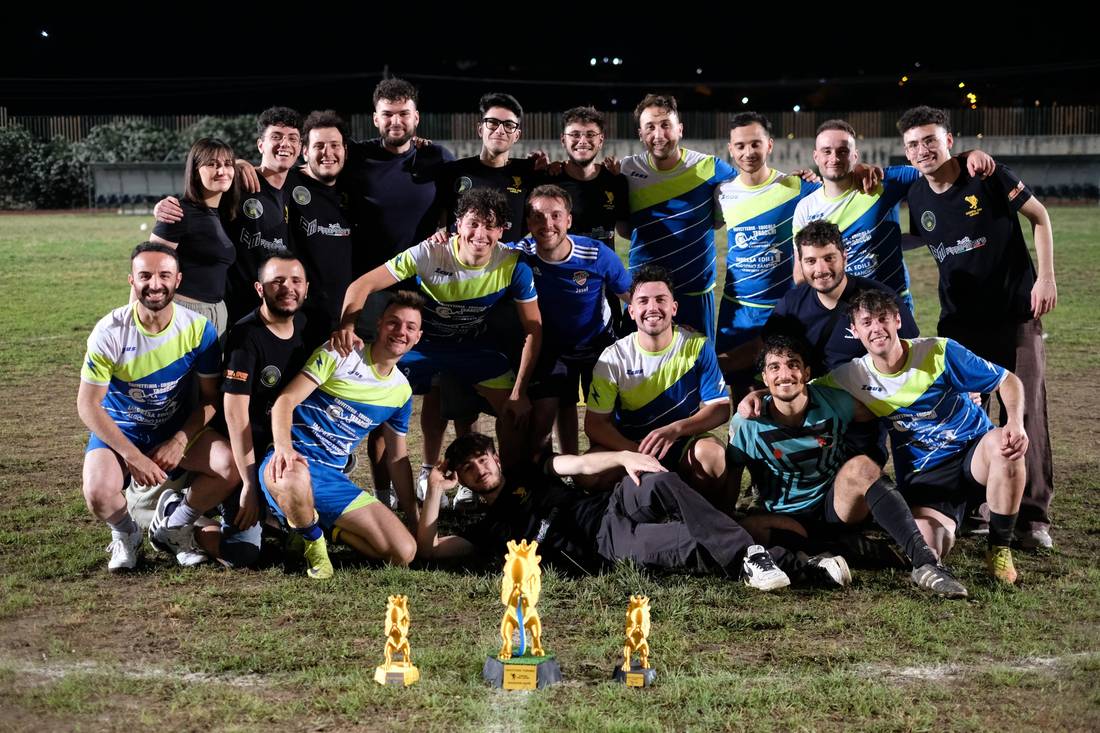 Foto di gruppo di squadre e organizzatori con i trofei