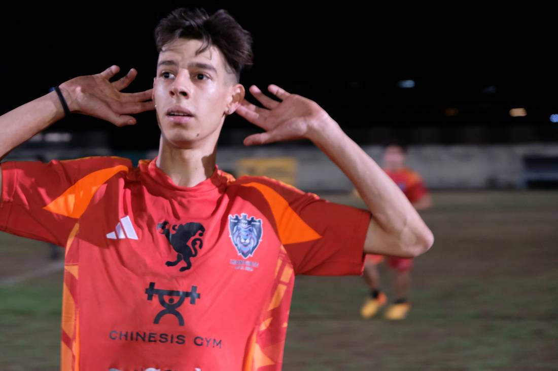 Esultanza di un giocatore in maglia rossa